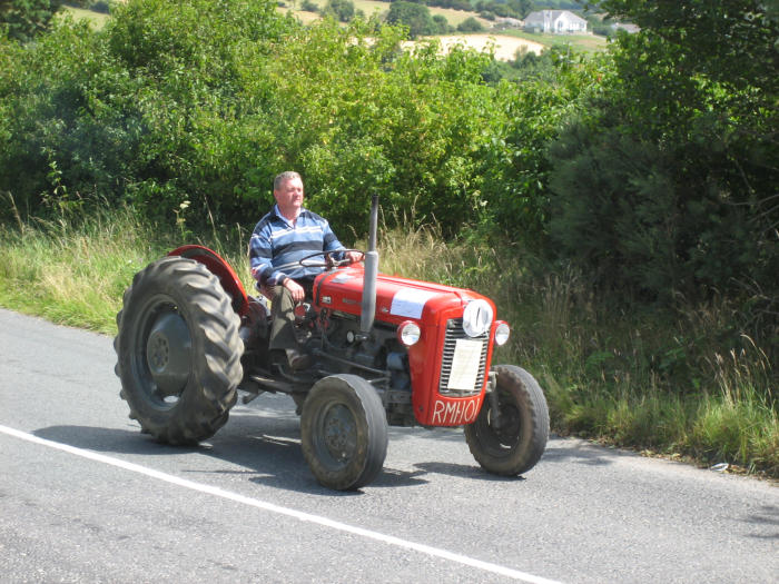 ../Images/Fr. Murphy Vintage Tractor Run 2006--17.JPG